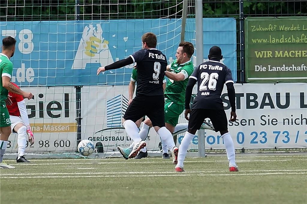 Kicker der SG Massen II wird gegen TuRa zur tragischen Figur Robin Beyer (SGM II in Grün) bei einer Rettungsaktion im eigenen Sechzehner gegen Pascal Kupfer (TuRa).