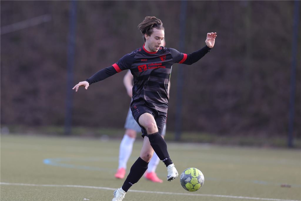 Werner SC verkündet sechs weitere Verlängerungen Robin Przybilla am Ball.