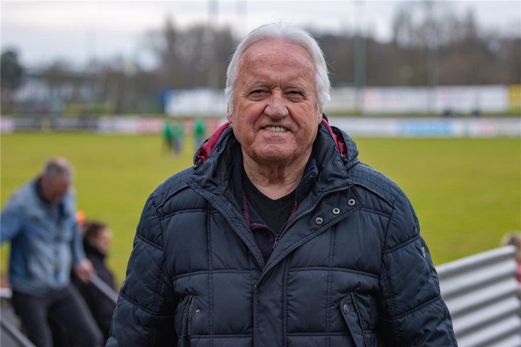 Holzwickeder SC muss länger auf seinen Torwart verzichten Rolf Weltmann steht im Stadion.