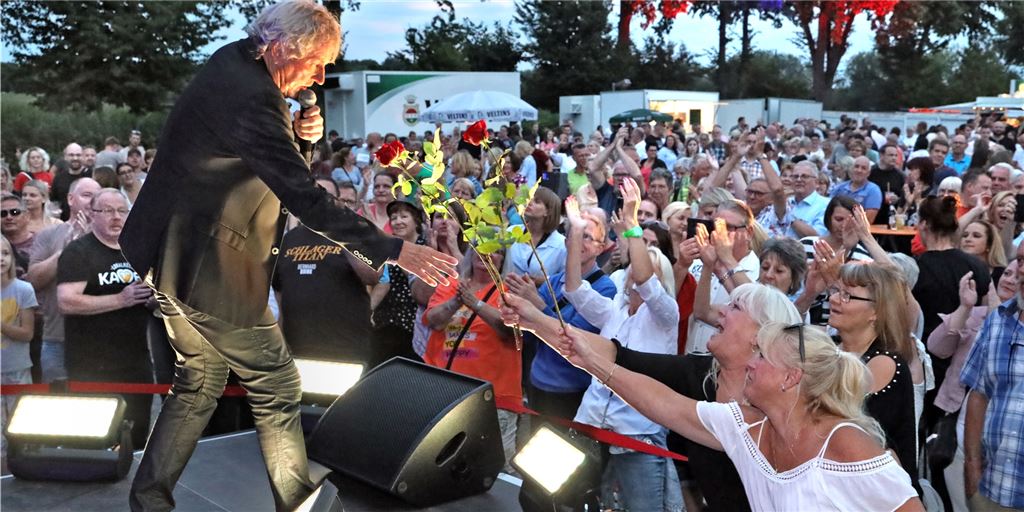 Bernhard Brink, Burning Heart und König Fußball rocken Schützenheide Rosen für den Altmeister, aber auch für ein Geburtstagskind: Bernhard Brink verstand es, mit dem Kamener Publikum zu spielen.