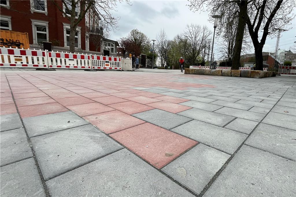Platz am Königsborner Tor: Flickenoptik schon im Neuzustand Rot und Grau gehen am Königsborner Tor ineinander über, als wäre der Baufirma zwischendurch eine Sorte Stein ausgegangen.