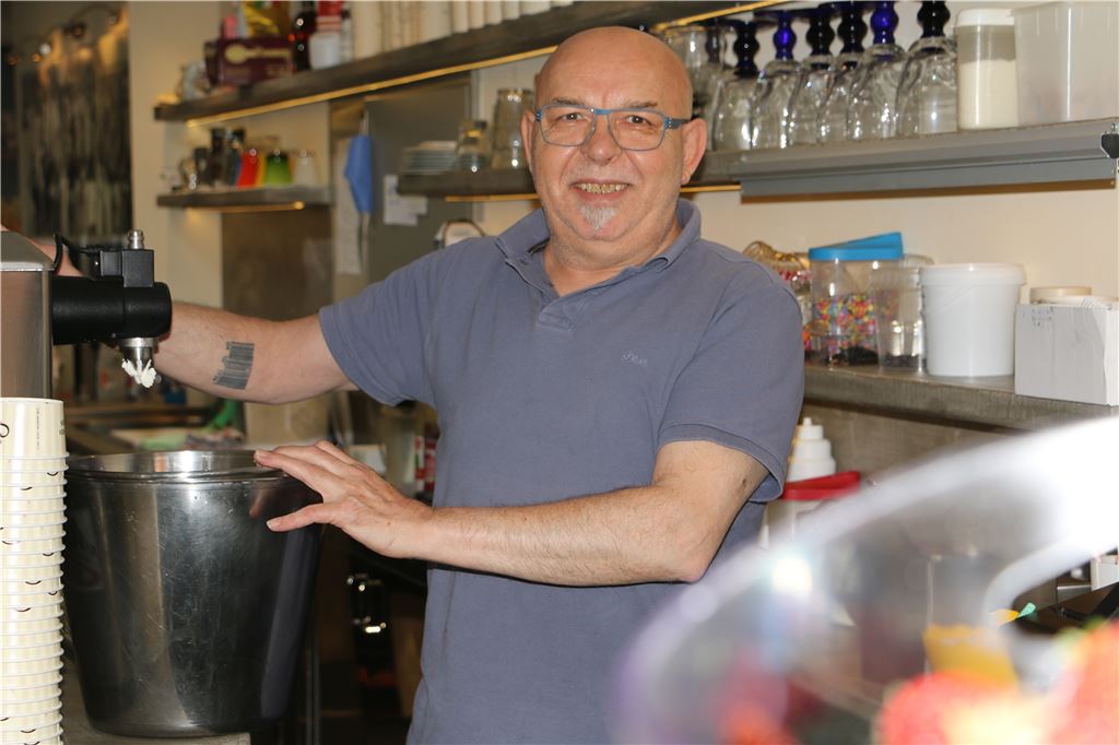 Nach Aus für Bäckerei Albert in Heeren: „Sitzen nicht weinend im Kreis“ Rubens de Rosso an der Eismaschine im Eiscafé Scarzanella an der Märkischen Straße, wo man deutlich merkt, dass nach dem Rückzug von Sparkasse und Volksbank weniger Kundschaft da ist.