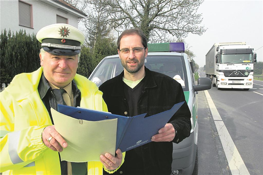 Rudolf Fröhlich geht auf Abschiedstour Rudolf Fröhlich (l.) 2006 als Leiter des Verkehrsdienst mit Volker Emmert von der Bußgeldstelle des Kreises bei einer Tempokontrolle an der B1 in Unna.