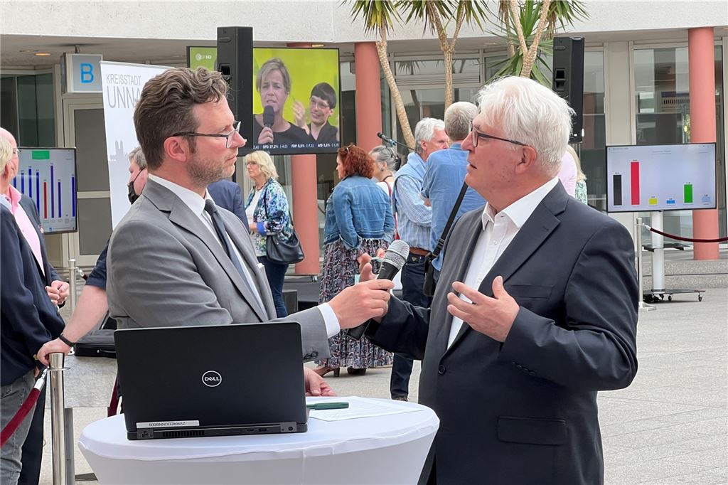 Ende der Eishalle: „Unna braucht Eis“ hat den Bürgerentscheid verloren Rudolf Fröhlich (r., CDU) erklärte am Wahlabend im Gespräch mit Redakteur Sebastian Smulka die Strategie im Wahlkampf gegen die Eishalle. Man habe den Bürgern deutlich sagen wollen, was mit der Sanierung der alten Eishalle auf sie zukommen würde.