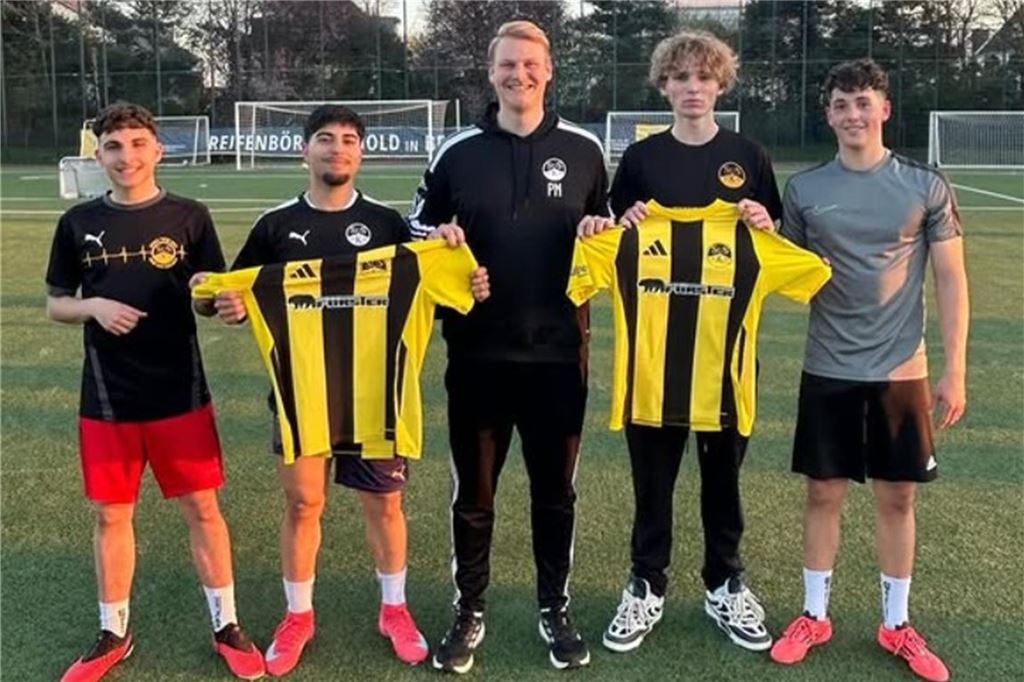 SuS Kaiserau zieht vier Spieler aus der A-Jugend hoch Co-Trainer Paul Mantei mit Berat Yurdakul, Amin Hlil, Ole Lohmann und Lasse Schiedel.