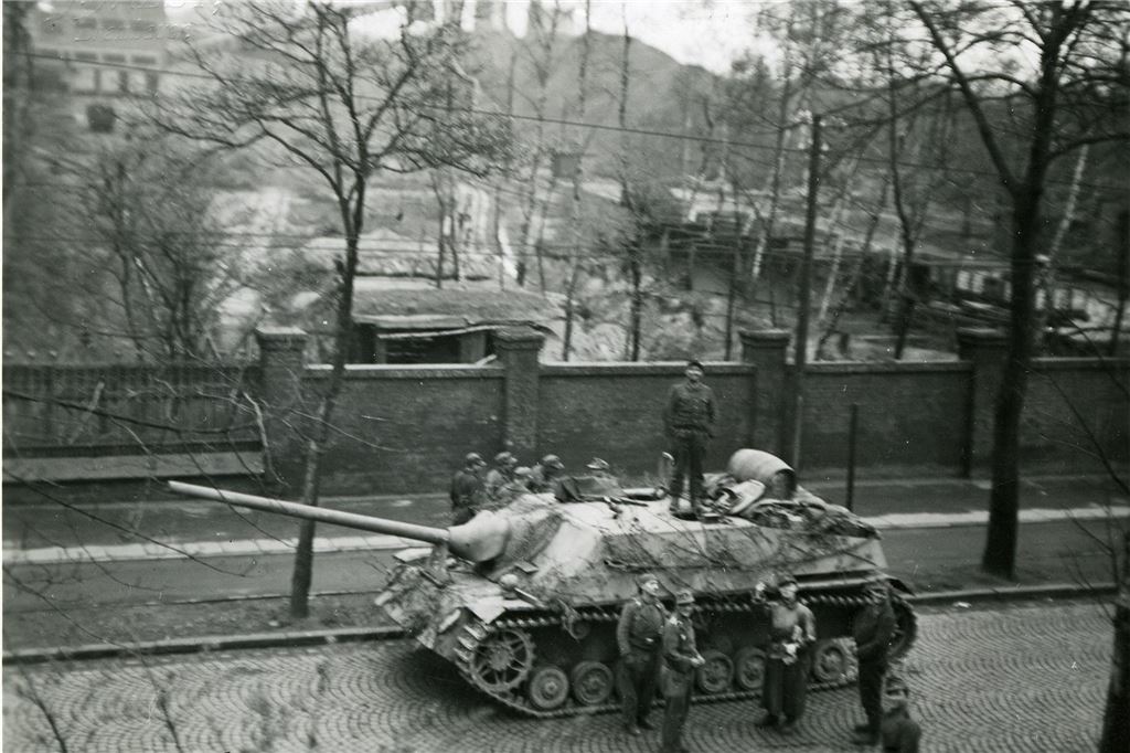 „Der Wahnsinn der Verteidigung von Brambauer“: Historischer Ticker: Vor 80 Jahren endet der Krieg in Lünen Rückzug deutscher Panzer in Brambauer, April 1945