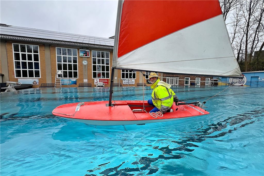 Rüdiger Lonk segelt im Schwimmbecken bei der Saisoneröffnung 2025 im Freibad Bornekamp.