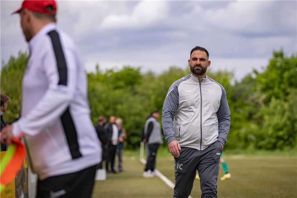 Rot-Weiß Unna bleibt auf Kurs: Klarer Heimsieg gegen TIU Rünthe Rünthes Trainer Volkan Cetin am Spielfeldrand.