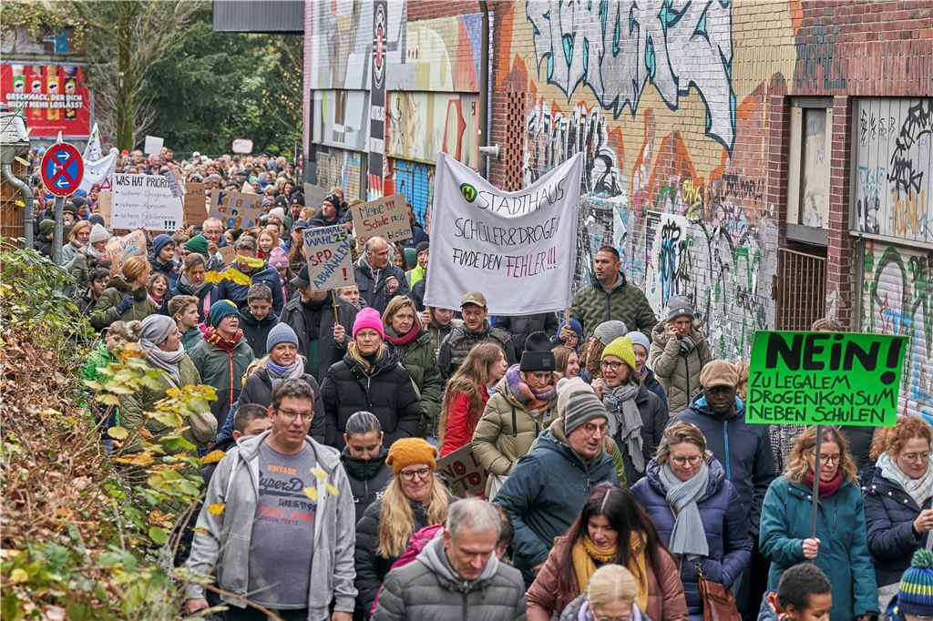 Rund 1000 Schüler und Eltern demonstrierten am Samstag gegen den geplanten Drogenkonsumraum an der Küpferstraße.