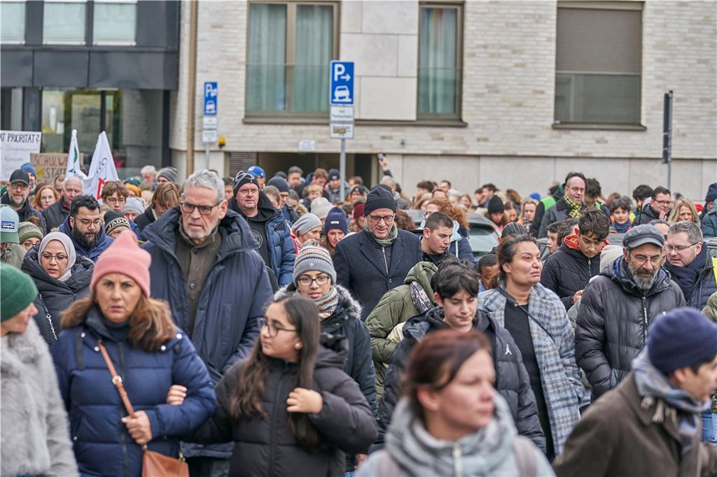 Rund 1000 Schüler und Eltern demonstrierten am Samstag gegen den geplanten Drogenkonsumraum an der Küpferstraße.