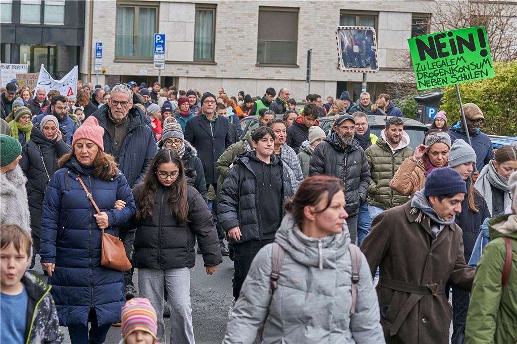 Rund 1000 Schüler und Eltern demonstrierten am Samstag gegen den geplanten Drogenkonsumraum an der Küpferstraße.