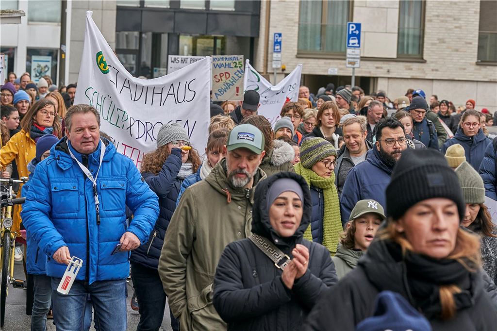 Rund 1000 Schüler und Eltern demonstrierten am Samstag gegen den geplanten Drogenkonsumraum an der Küpferstraße.