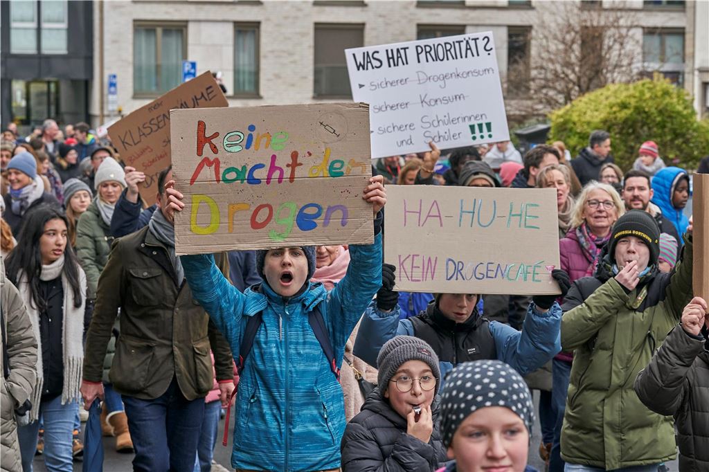 Rund 1000 Schüler und Eltern demonstrierten am Samstag gegen den geplanten Drogenkonsumraum an der Küpferstraße.
