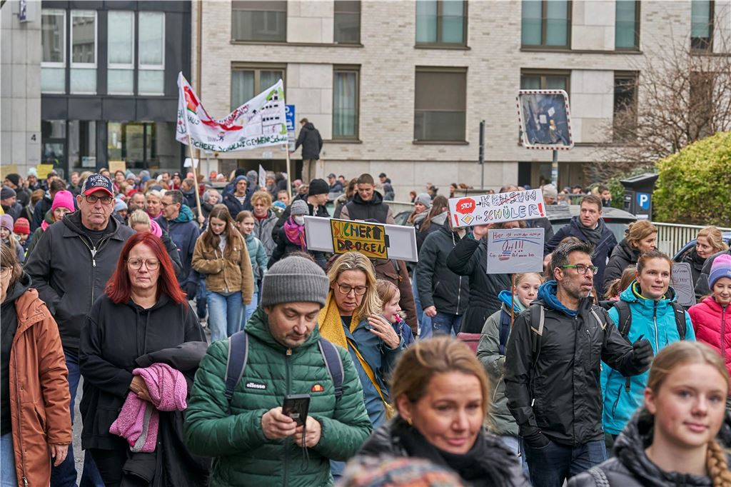 Rund 1000 Schüler und Eltern demonstrierten am Samstag gegen den geplanten Drogenkonsumraum an der Küpferstraße.