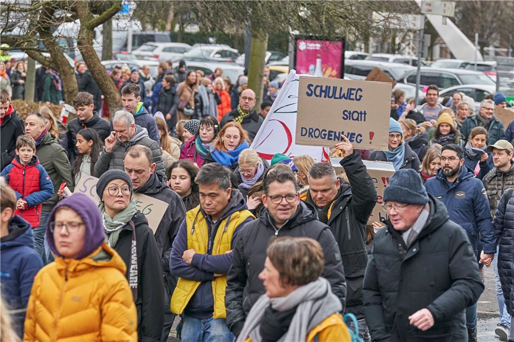 Rund 1000 Schüler und Eltern demonstrierten am Samstag gegen den geplanten Drogenkonsumraum an der Küpferstraße.