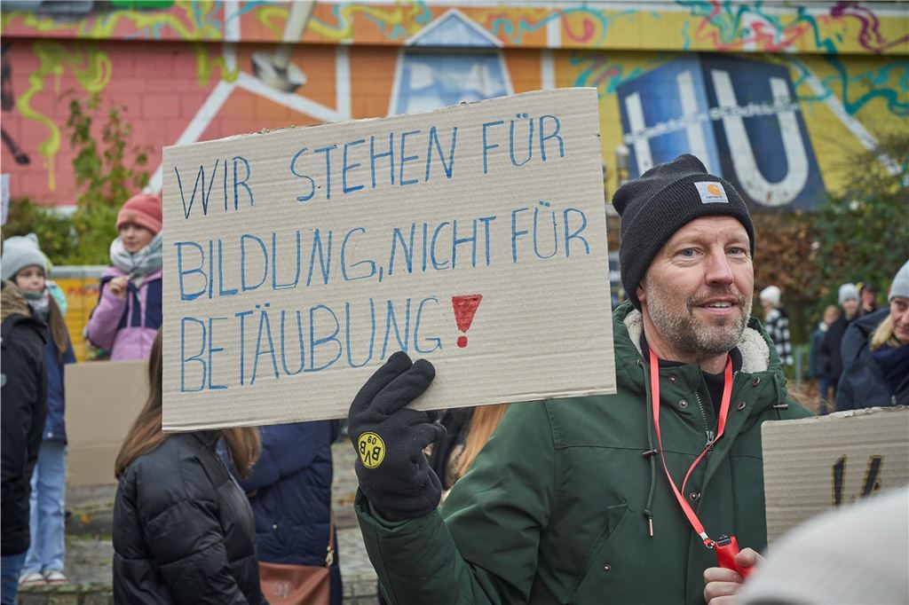 Rund 1000 Schüler und Eltern demonstrierten am Samstag gegen den geplanten Drogenkonsumraum an der Küpferstraße.
