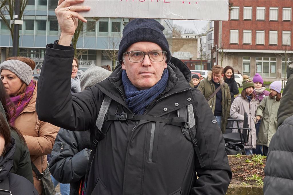 Rund 1000 Schüler und Eltern demonstrierten am Samstag gegen den geplanten Drogenkonsumraum an der Küpferstraße.