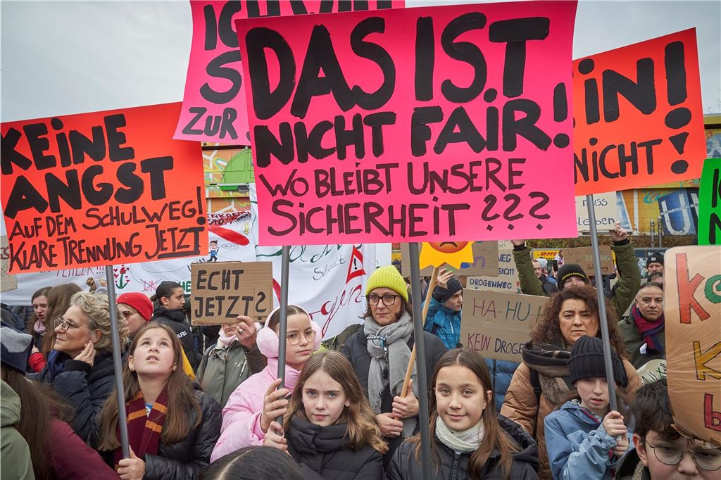 Rund 1000 Schüler und Eltern demonstrierten am Samstag gegen den geplanten Drogenkonsumraum an der Küpferstraße.