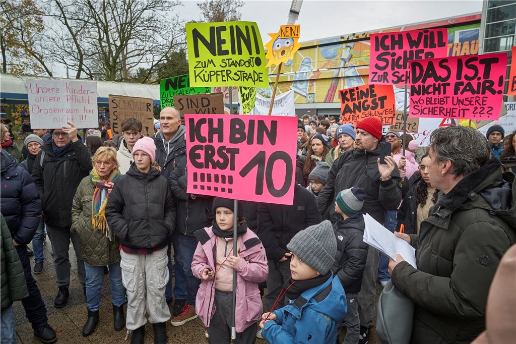 Rund 1000 Schüler und Eltern demonstrierten am Samstag gegen den geplanten Drogenkonsumraum an der Küpferstraße.