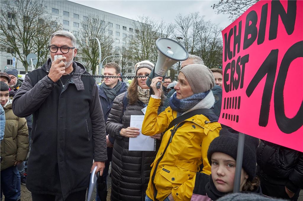 Rund 1000 Schüler und Eltern demonstrierten am Samstag gegen den geplanten Drogenkonsumraum an der Küpferstraße.