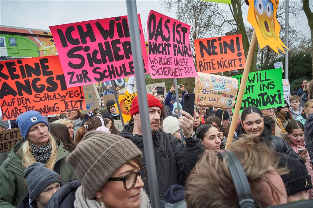 Rund 1000 Schüler und Eltern demonstrierten am Samstag gegen den geplanten Drogenkonsumraum an der Küpferstraße.