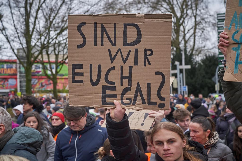 Rund 1000 Schüler und Eltern demonstrierten am Samstag gegen den geplanten Drogenkonsumraum an der Küpferstraße.
