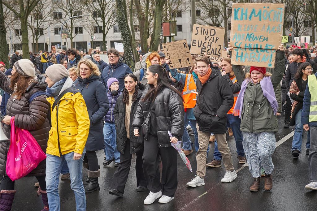Rund 1000 Schüler und Eltern demonstrierten am Samstag gegen den geplanten Drogenkonsumraum an der Küpferstraße.