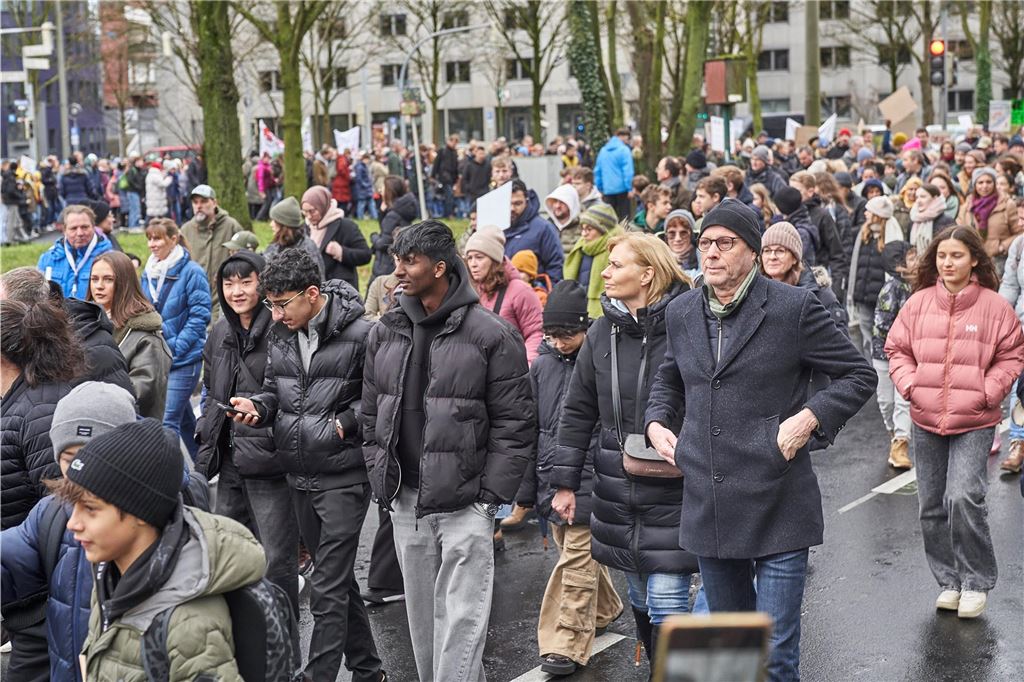 Rund 1000 Schüler und Eltern demonstrierten am Samstag gegen den geplanten Drogenkonsumraum an der Küpferstraße.
