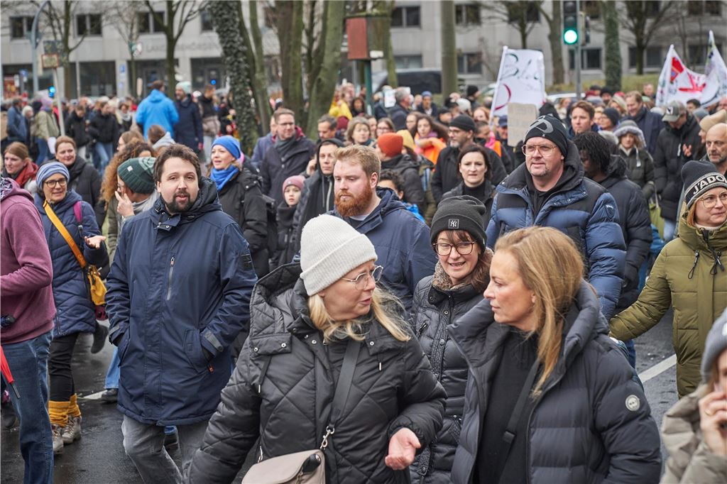 Rund 1000 Schüler und Eltern demonstrierten am Samstag gegen den geplanten Drogenkonsumraum an der Küpferstraße.
