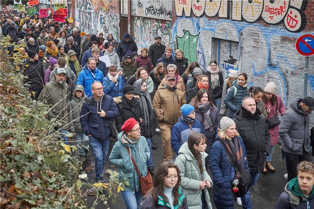 Rund 1000 Schüler und Eltern demonstrierten am Samstag gegen den geplanten Drogenkonsumraum an der Küpferstraße.
