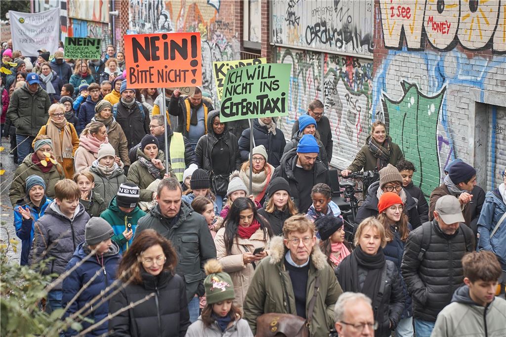 Rund 1000 Schüler und Eltern demonstrierten am Samstag gegen den geplanten Drogenkonsumraum an der Küpferstraße.