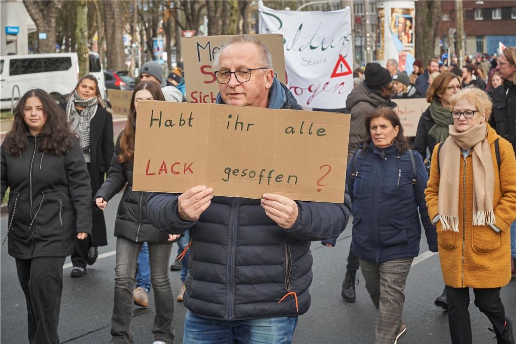 Rund 1000 Schüler und Eltern demonstrierten am Samstag gegen den geplanten Drogenkonsumraum an der Küpferstraße.
