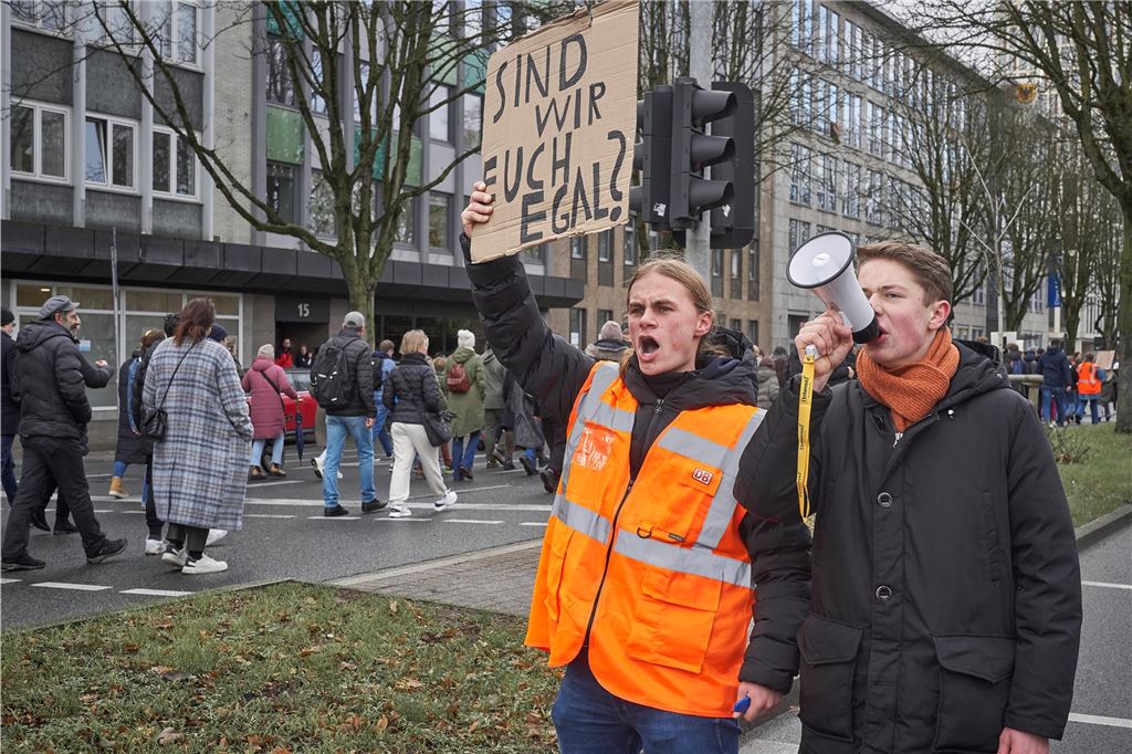 Rund 1000 Schüler und Eltern demonstrierten am Samstag gegen den geplanten Drogenkonsumraum an der Küpferstraße.