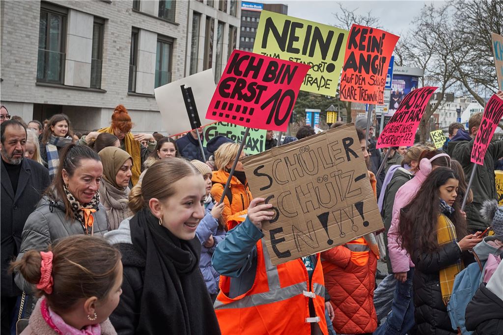 Rund 1000 Schüler und Eltern demonstrierten am Samstag gegen den geplanten Drogenkonsumraum an der Küpferstraße.