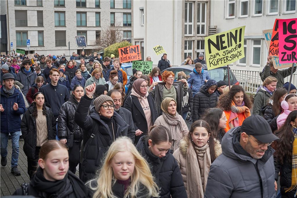 Rund 1000 Schüler und Eltern demonstrierten am Samstag gegen den geplanten Drogenkonsumraum an der Küpferstraße.