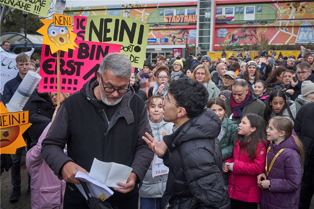 Rund 1000 Schüler und Eltern demonstrierten am Samstag gegen den geplanten Drogenkonsumraum an der Küpferstraße.