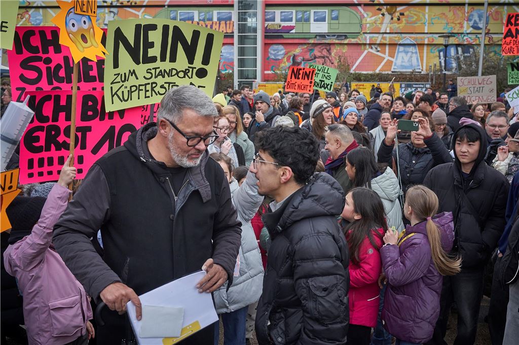 Rund 1000 Schüler und Eltern demonstrierten am Samstag gegen den geplanten Drogenkonsumraum an der Küpferstraße.