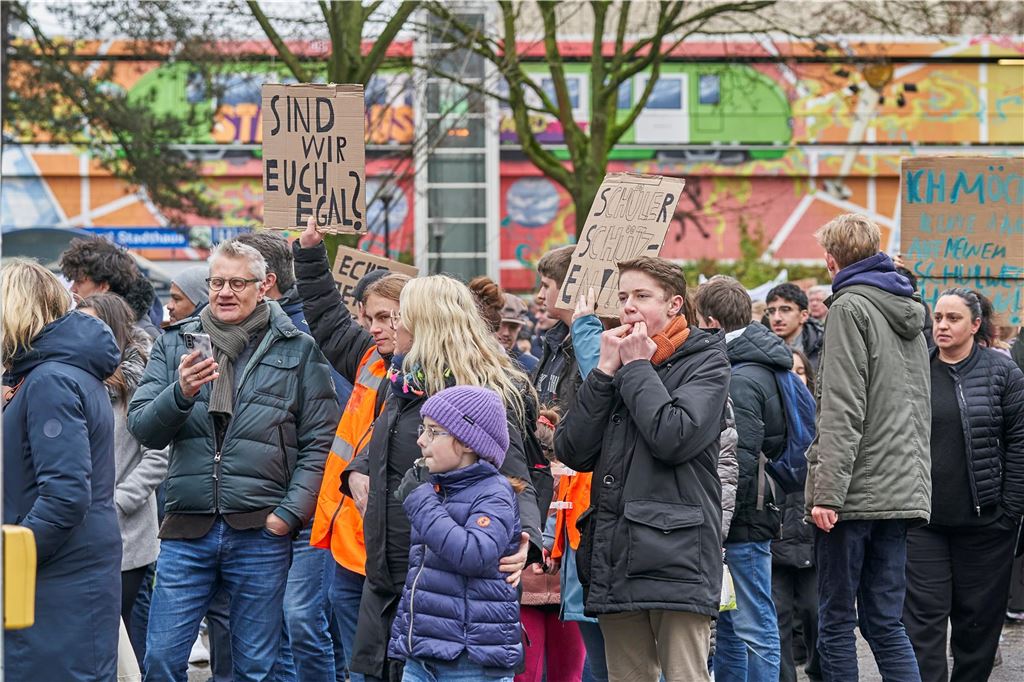 Rund 1000 Schüler und Eltern demonstrierten am Samstag gegen den geplanten Drogenkonsumraum an der Küpferstraße.