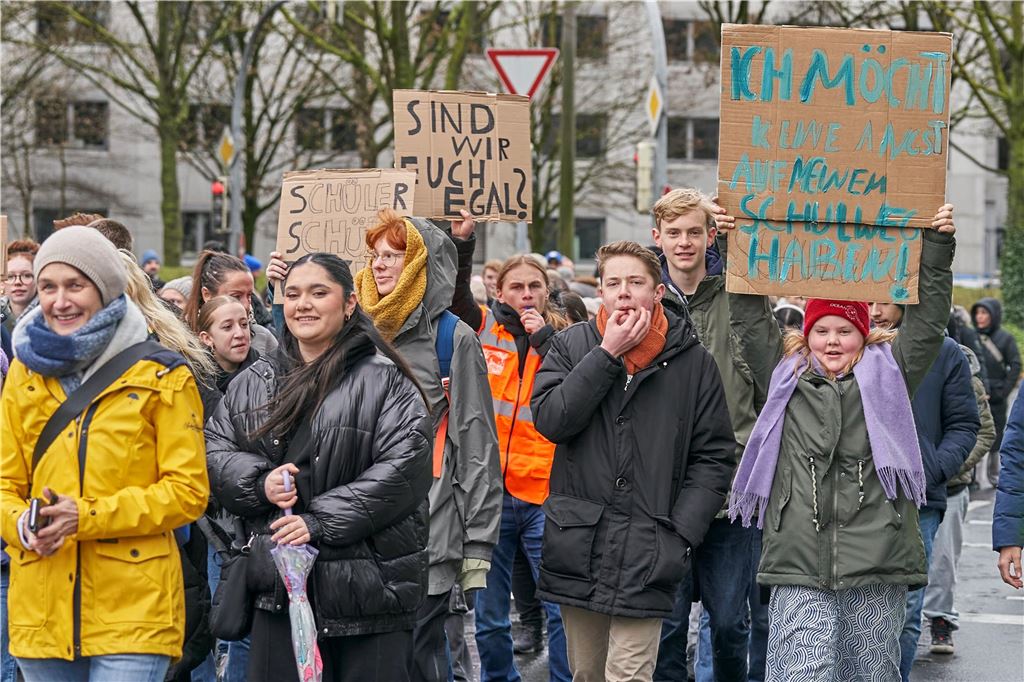 Rund 1000 Schüler und Eltern demonstrierten am Samstag gegen den geplanten Drogenkonsumraum an der Küpferstraße.