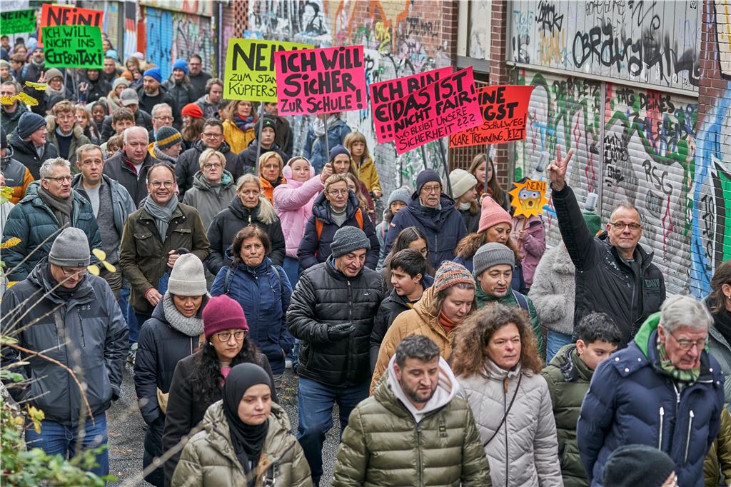 Rund 1000 Schüler und Eltern demonstrierten am Samstag gegen den geplanten Drogenkonsumraum an der Küpferstraße.