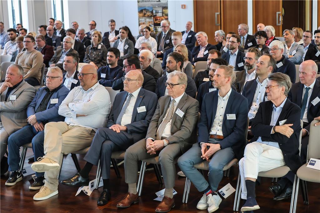 Digital-Stratege von Porsche bei IHK: „Das ist das deutsche Dilemma“ Rund 150 Vertreterinnen und Vertreter aus der heimischen Wirtschaft und Politik verfolgten im Großen Saal der IHK zu Dortmund den Vortrag von Cihan Sügür.