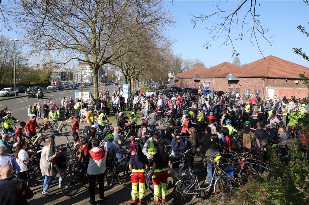 250 Menschen nehmen in Lünen Abschied von Alesja (✝16) Rund 250 Menschen hatten an der Gedenkfahrt teilgenommen.