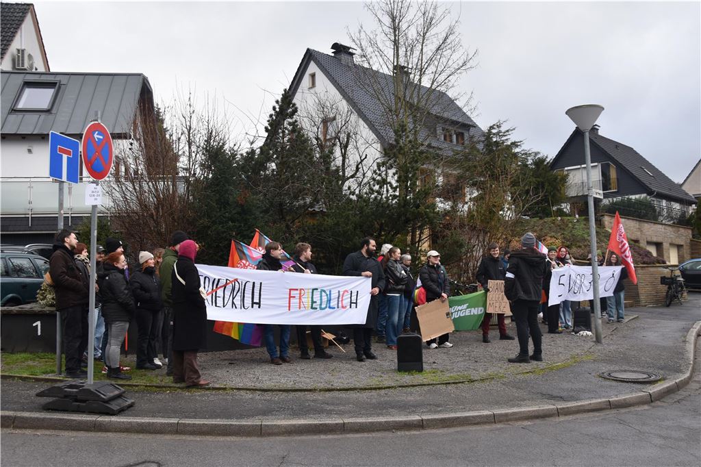 Merz in Menden: „Mit Vier-Tage-Woche ist unser Wohlstand nicht zu halten“ Rund 30 Gegendemonstranten von Jusos und Jungen Grünen waren vor die Schützenhalle gekommen.