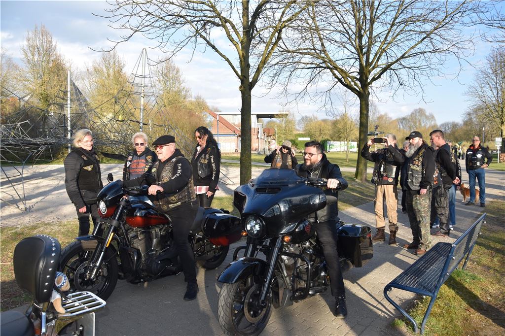 Rund 30 „Member“ waren nach Fröndenberg gekommen, um ihrem „Founder“ den traditionellen Besuch abzustatten.