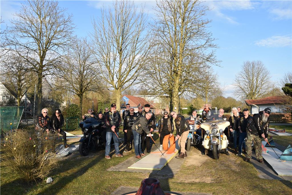 Rund 30 „Member“ waren nach Fröndenberg gekommen, um ihrem „Founder“ den traditionellen Besuch abzustatten.