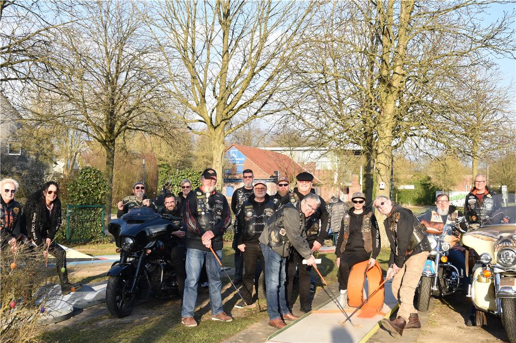 Rund 30 „Member“ waren nach Fröndenberg gekommen, um ihrem „Founder“ den traditionellen Besuch abzustatten.