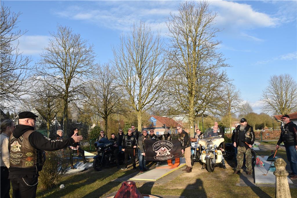 Rund 30 „Member“ waren nach Fröndenberg gekommen, um ihrem „Founder“ den traditionellen Besuch abzustatten.