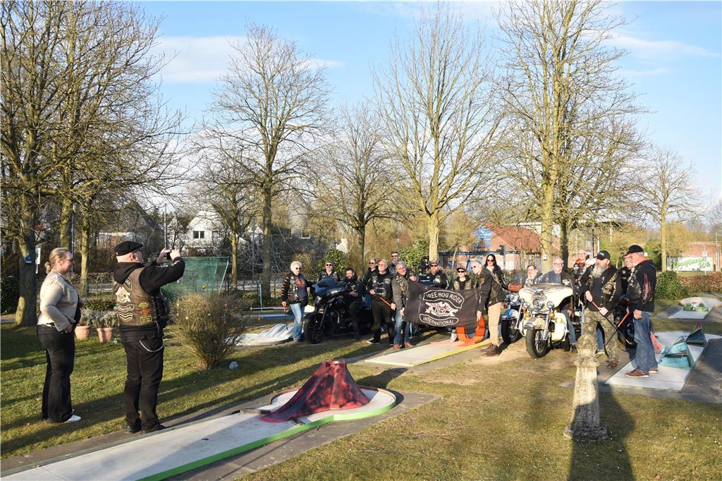 Rund 30 „Member“ waren nach Fröndenberg gekommen, um ihrem „Founder“ den traditionellen Besuch abzustatten.