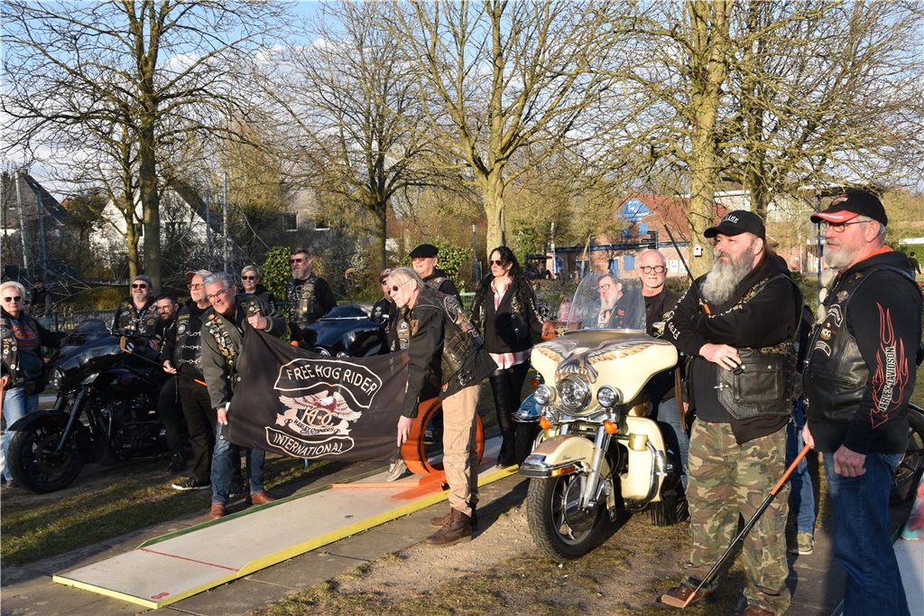 Rund 30 „Member“ waren nach Fröndenberg gekommen, um ihrem „Founder“ den traditionellen Besuch abzustatten.