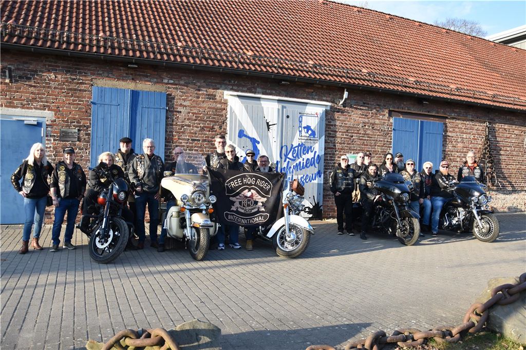 Rund 30 „Member“ waren nach Fröndenberg gekommen, um ihrem „Founder“ den traditionellen Besuch abzustatten.